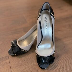 Women’s size 9.5 Anne Klein Aknicolla in black/ivory. Never worn!!!